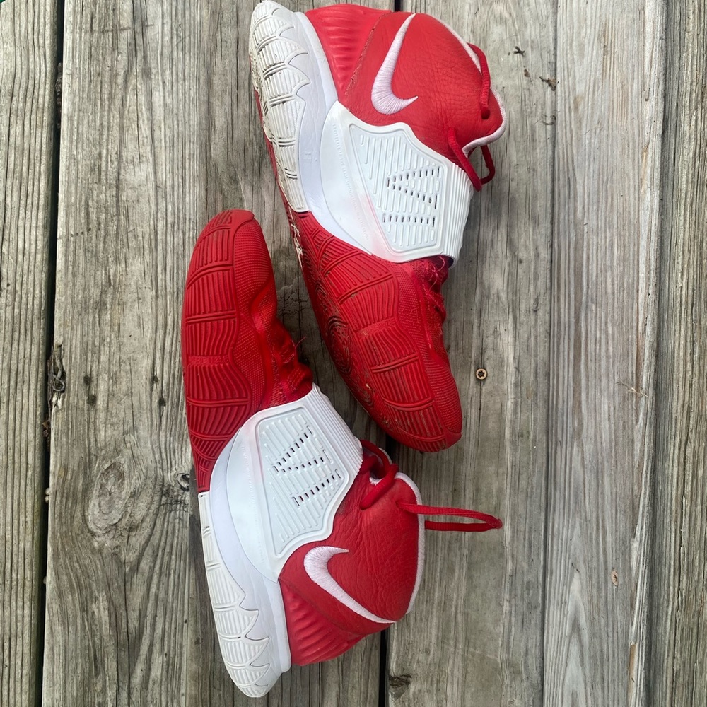 Kyrie Irving basketball shoes sz10